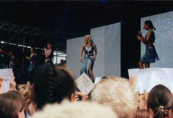 no_angels_on_stage1.jpg