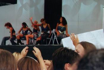 no_angels_on_stage2.jpg