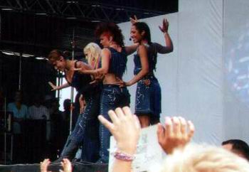 no_angels_on_stage3.jpg