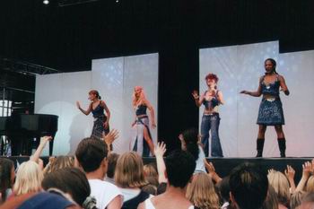 no_angels_on_stage4.jpg