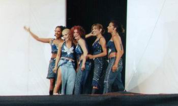 17no_angels_on_stage5.jpg