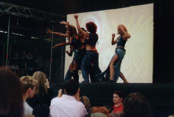18no_angels_on_stage6.jpg